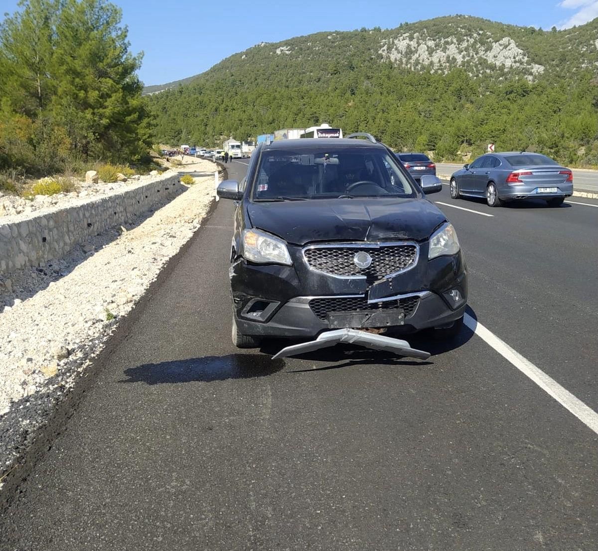 Antalya\'da trafik kazası: 3 yaralı