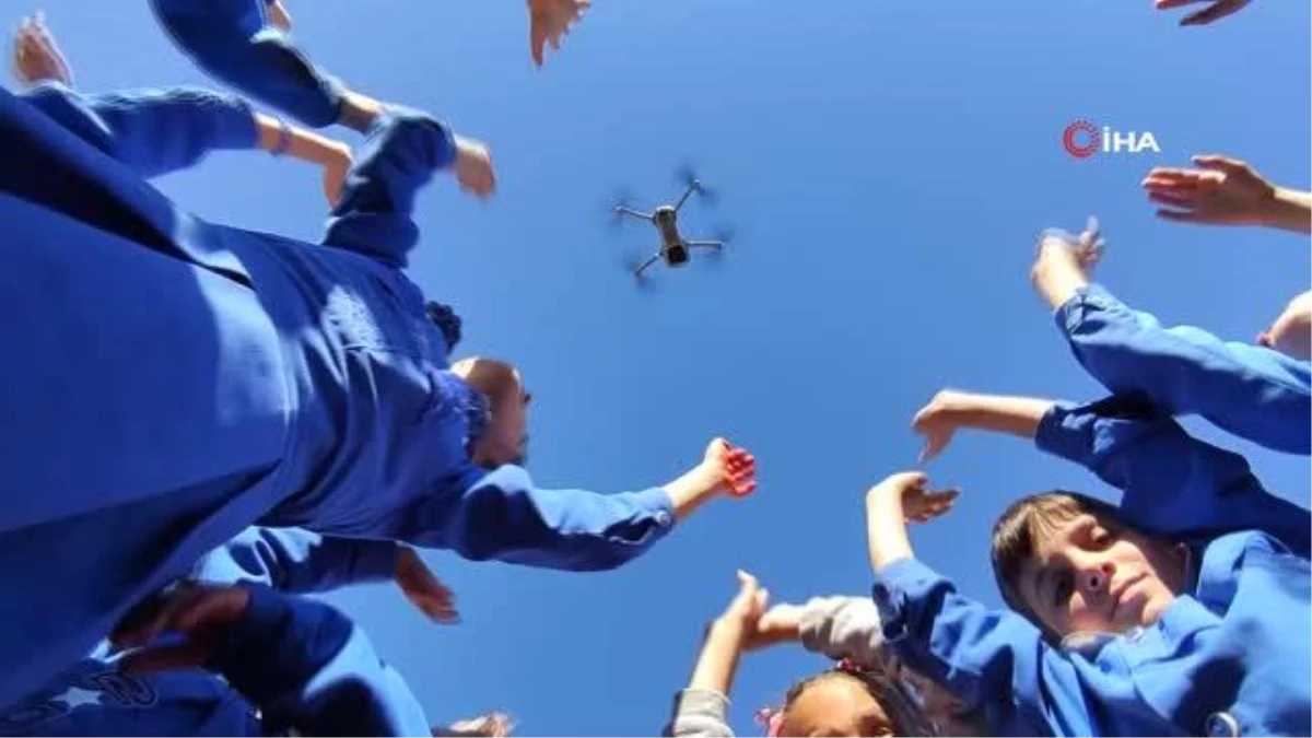 Ardahan\'da köy okulunda okuyan çocuklara drone eğitimi verildi