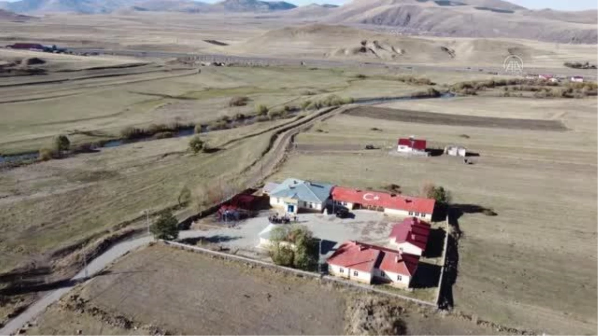 Ardahan\'da köydeki öğrenciler ilk kez dron kullanmanın keyfini yaşadı