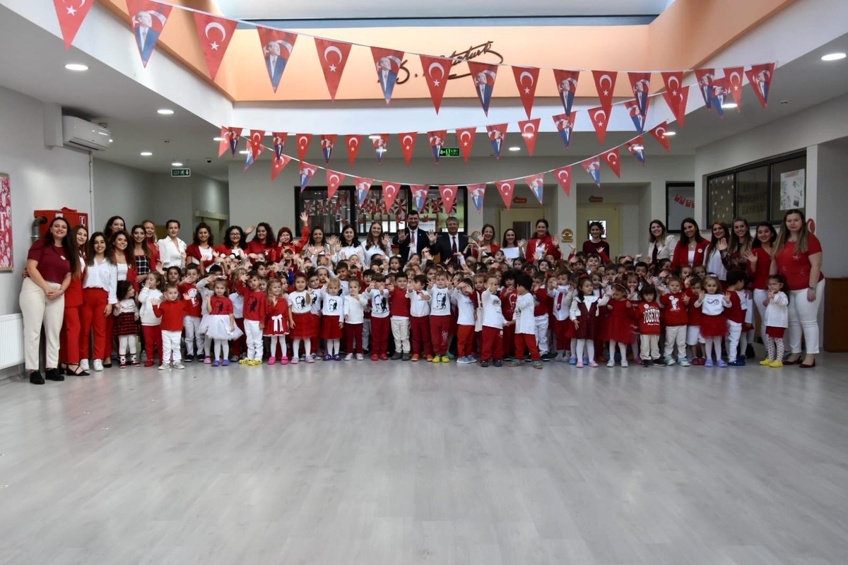 Atam Kreş\'in minik öğrencileri Cumhuriyet Bayramı\'nı kutladı