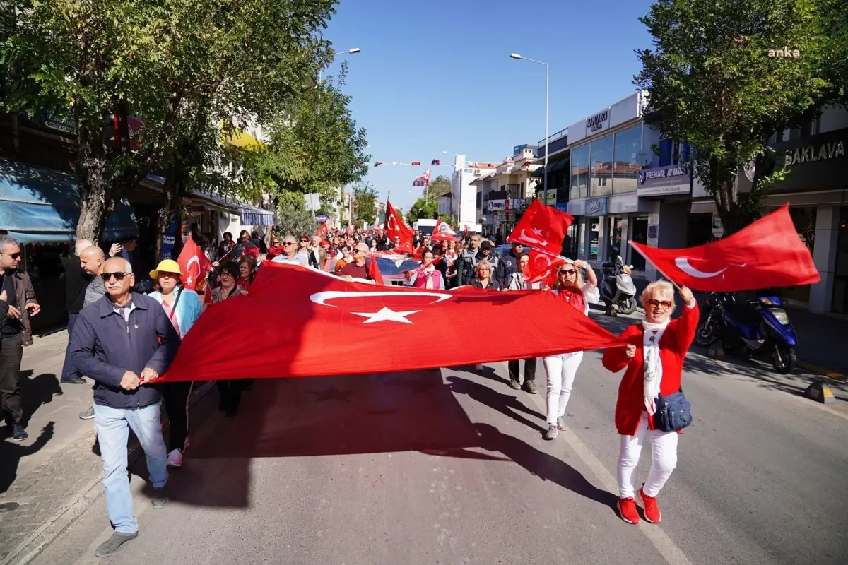 Ayvalık\'ta \'Cumhuriyet\'e Bağlılık Yürüyüşü\'