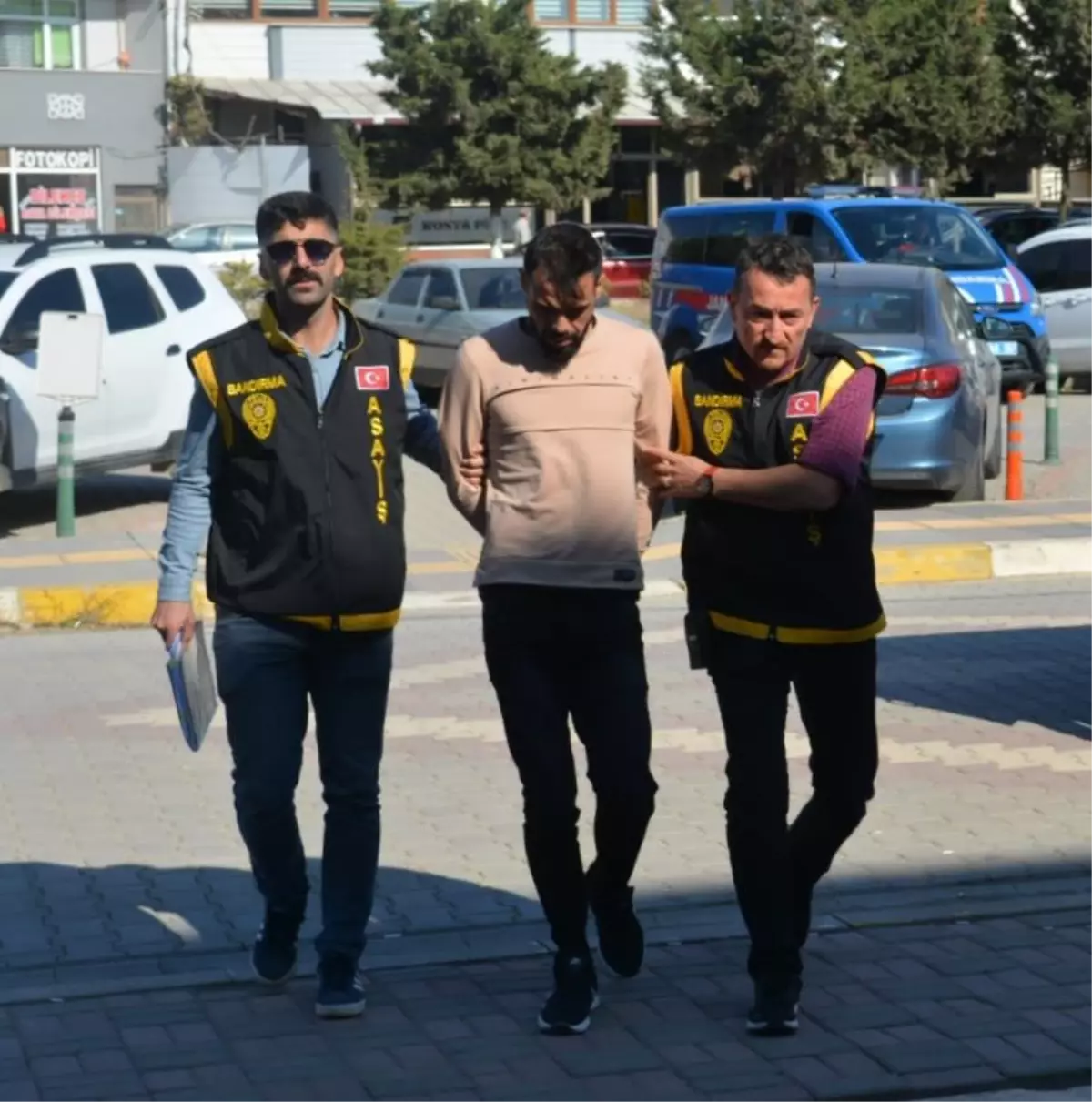 Balıkesir'de bir kişiyi telefonla dolandıran 2 şüpheli tutuklandı