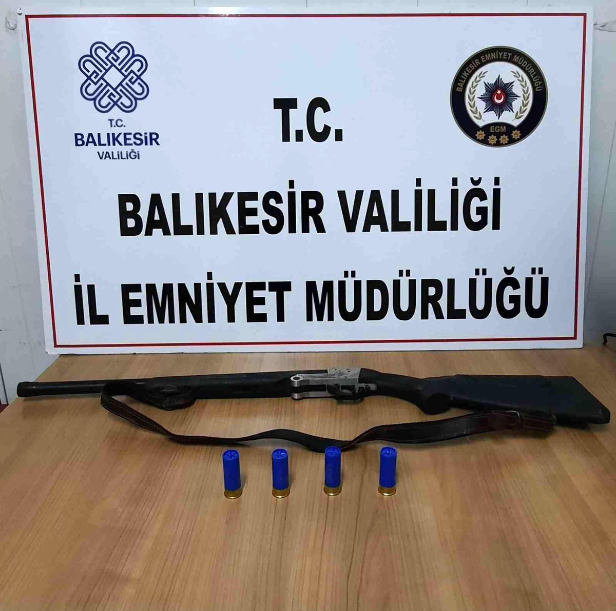 Balıkesir\'de polis 49 aranan şahsı gözaltına aldı
