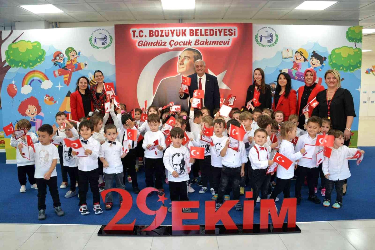 Başkan Bakkalcıoğlu, Cumhuriyet Bayramı\'nı minik öğrencilerle kutladı