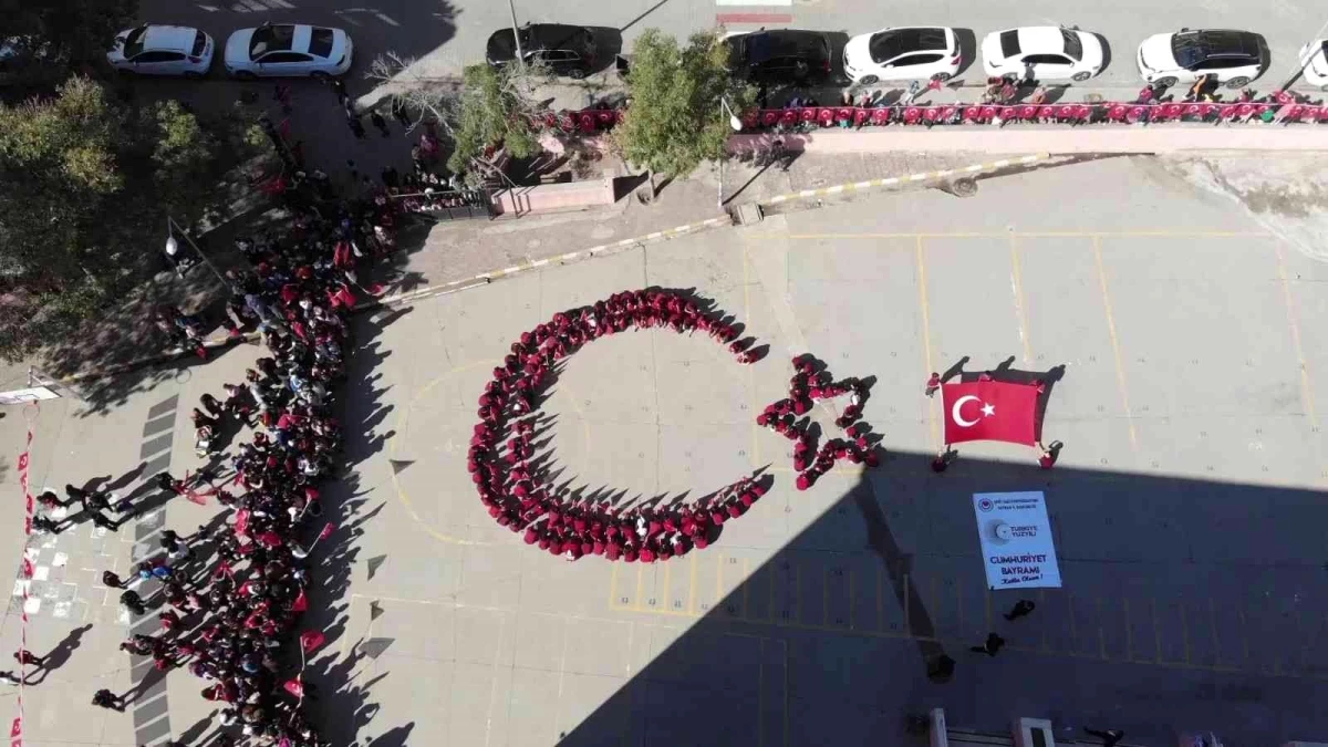 Batman\'da Cumhuriyet Bayramı Türkçe ve Kürtçe halaylar eşliğinde kutlandı