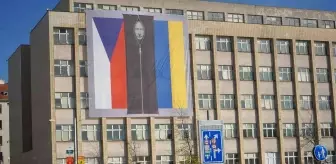 Çekya'da bakanlık binasına Putin'in ceset torbasında fotoğrafı asıldı