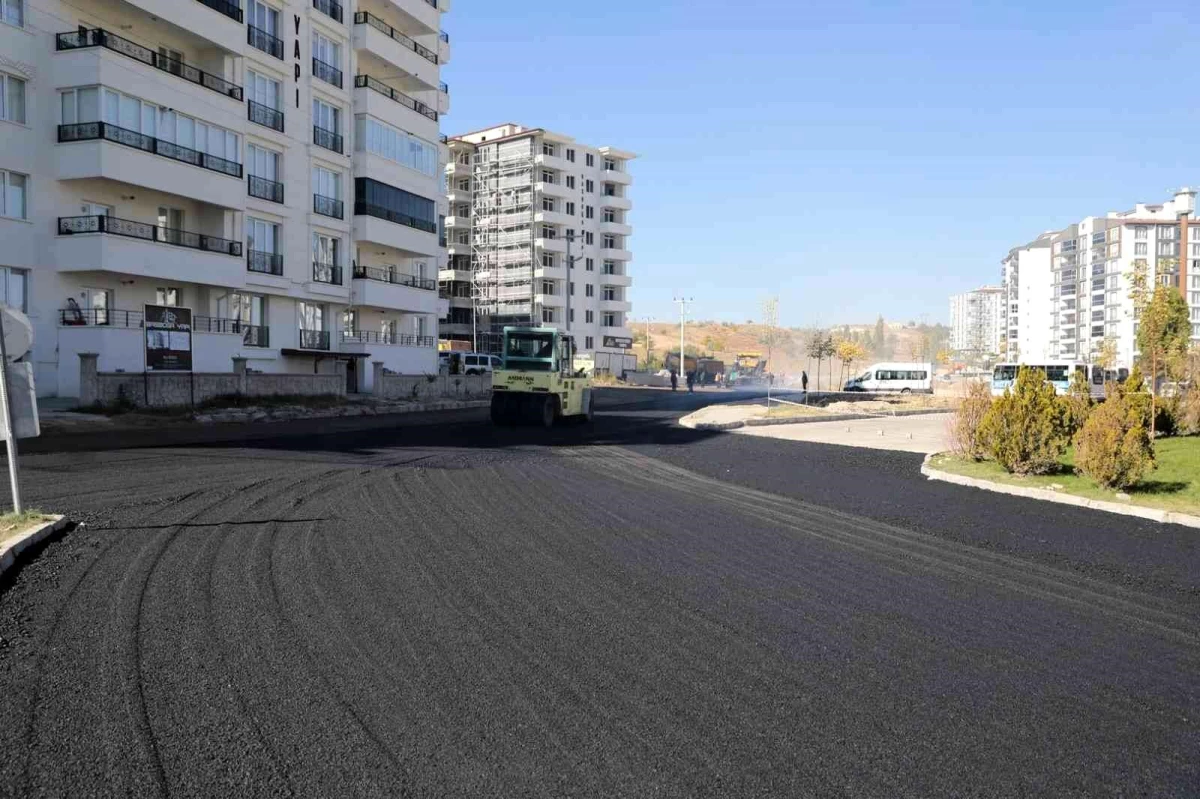 Cevher Dudayev Mahallesinde sıcak asfalt serimi devam ediyor