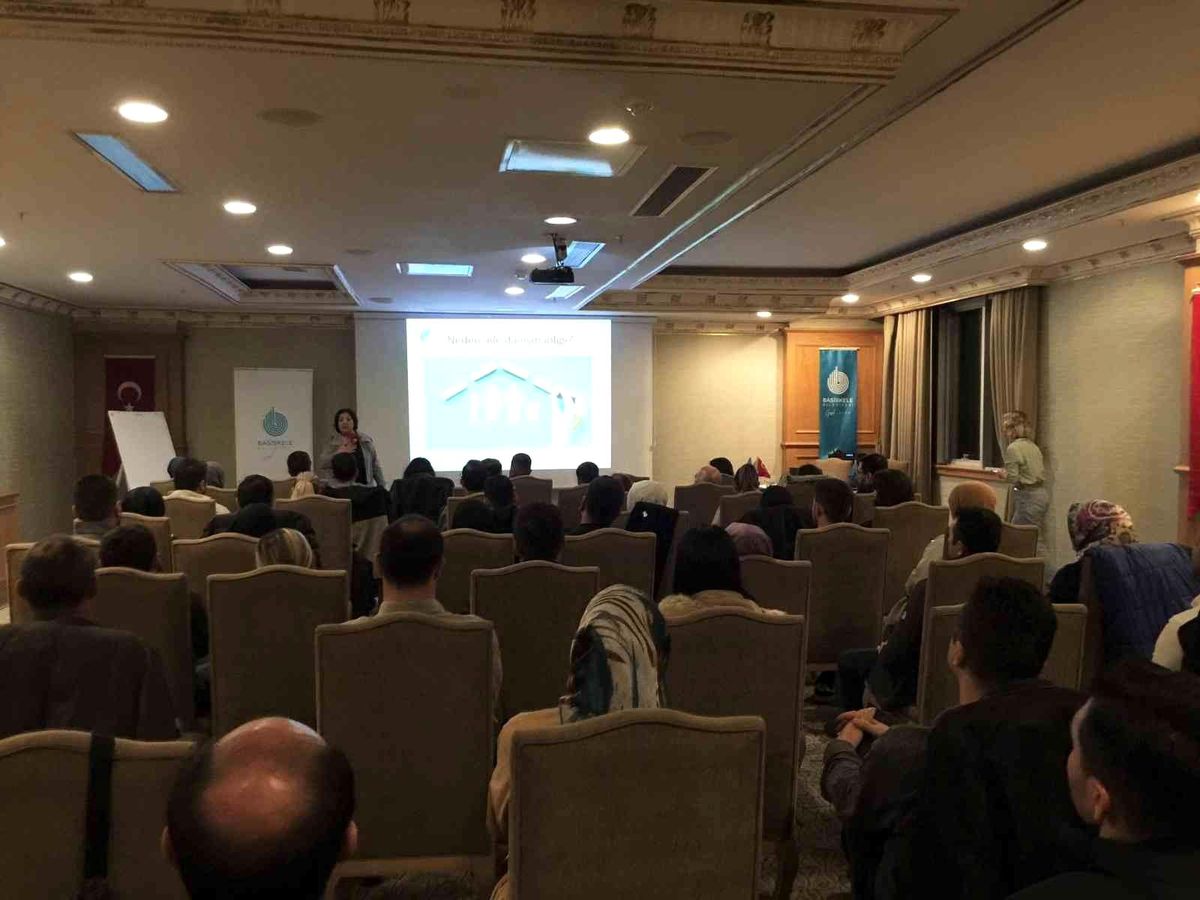 Çiçeği burnunda çiftler evlilik ve aile hayatını öğreniyor