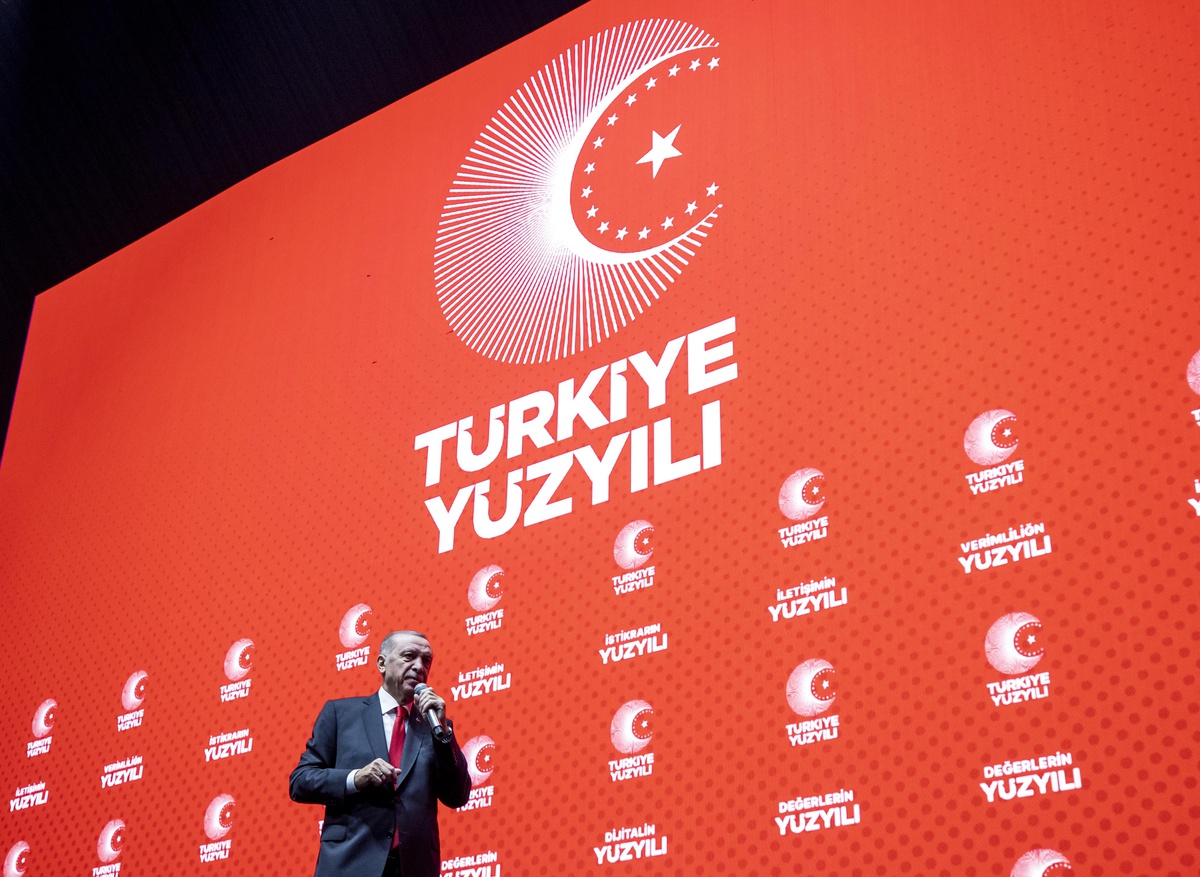 Cumhurbaşkanı Erdoğan: "(Başörtüsüne ilişkin anayasa değişikliği) Önümüzdeki hafta Meclise sunarak, tabii bir hak olan bu konunun ülke gündeminden...