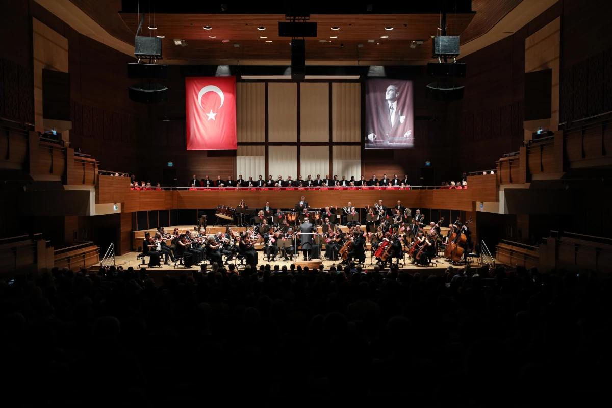 Devlet Çoksesli Korosu ve İZDSO, Cumhuriyet Bayramı dolayısıyla konser verdi