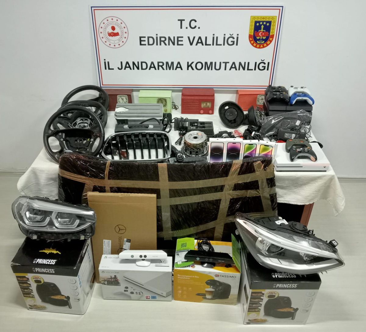 Edirne\'de Kapıkule\'den giriş yapan yolcu otobüsünde gümrük kaçağı eşyalar ele geçirildi