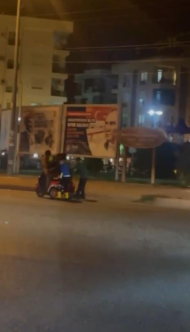 Elektrikli bisiklete 6 kişi binip yola çıkmaya çalıştılar, o anları kayda alan adamın sözleri daha skandal Elektrikli bisiklete 6 kişi binip yola çıkmaya çalıştılar, o anları kayda alan adamın sözleri daha skandal