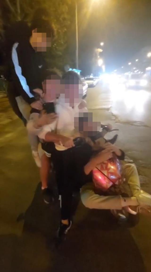 Elektrikli bisiklete 6 kişi binip yola çıkmaya çalıştılar, o anları kayda alan adamın sözleri daha skandal Elektrikli bisiklete 6 kişi binip yola çıkmaya çalıştılar, o anları kayda alan adamın sözleri daha skandal