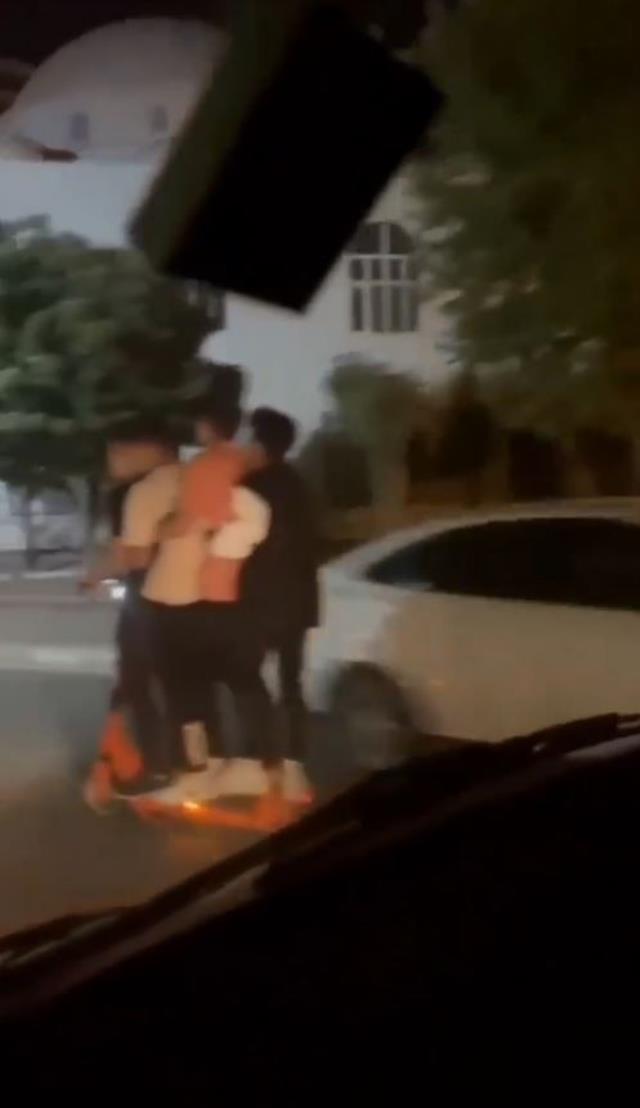 Elektrikli bisiklete 6 kişi binip yola çıkmaya çalıştılar, o anları kayda alan adamın sözleri daha skandal Elektrikli bisiklete 6 kişi binip yola çıkmaya çalıştılar, o anları kayda alan adamın sözleri daha skandal