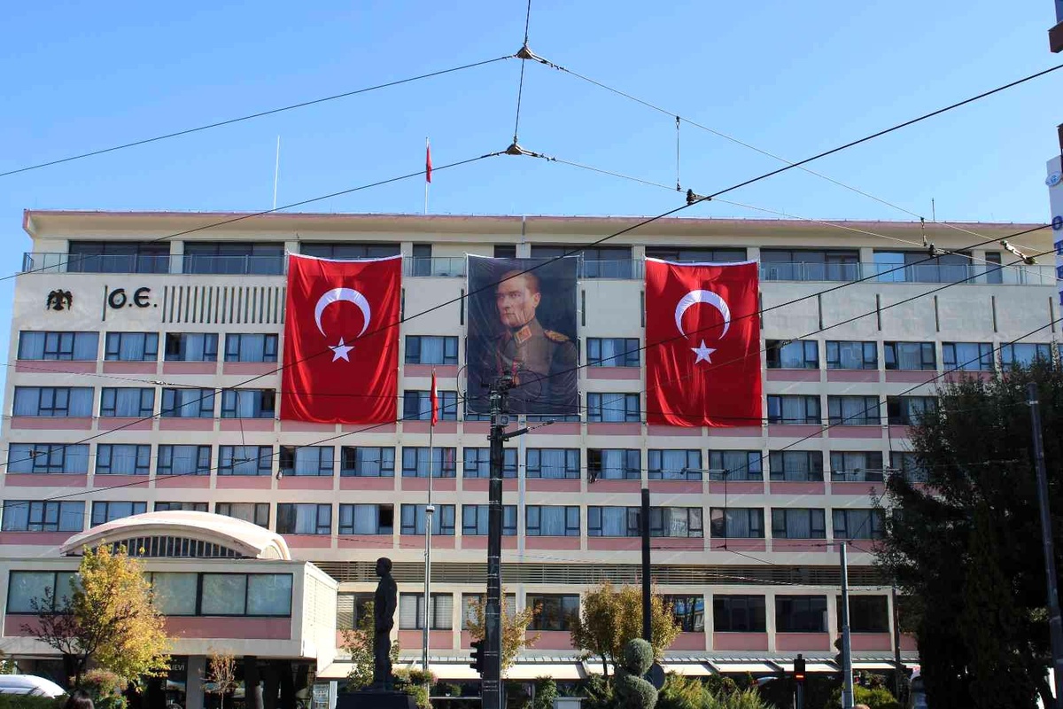 Eskişehir sokakları Türk bayrakları ve flamalarıyla Cumhuriyet Bayramı\'nı kutlamaya başladı