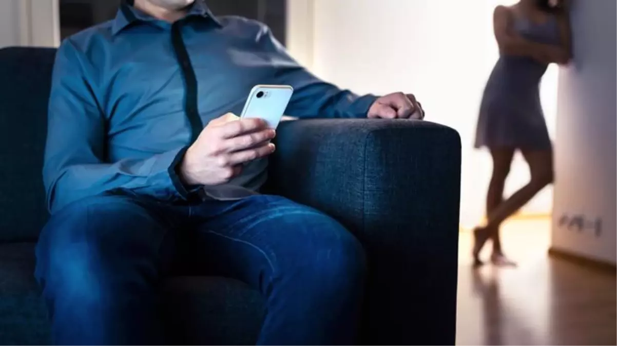 Eve erken gelen kadın kız kardeşini ve kocasını uygunsuz bir şekilde yakaladı