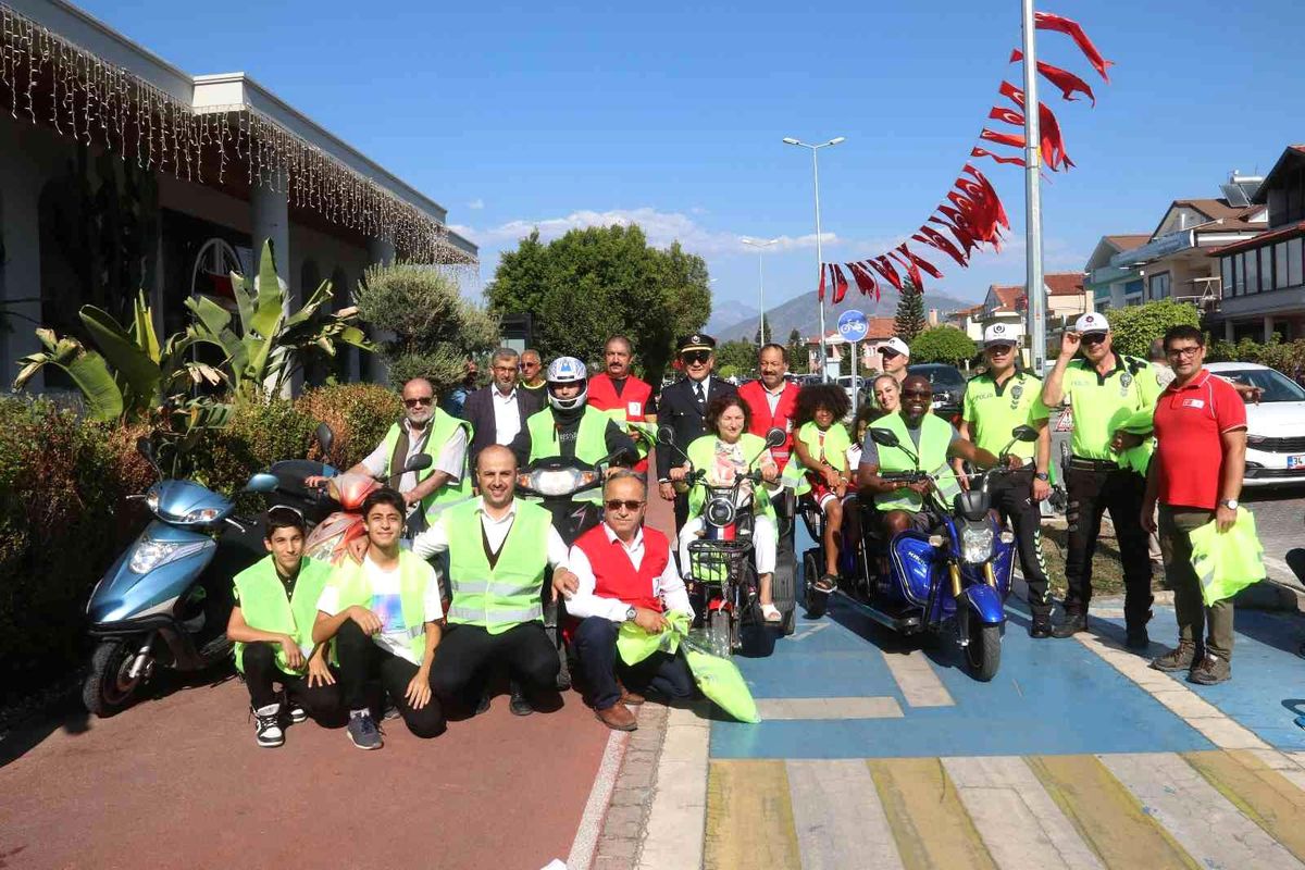 Fethiye\'de motosiklet sürücülerine "Reflektif Yelek" dağıtıldı