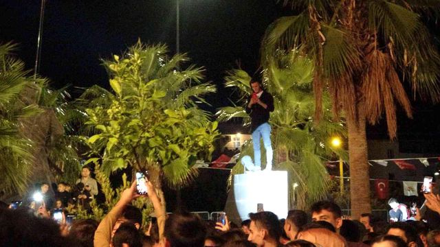 Haluk Levent'den konserde sert çıkış: Burası şehit ismi verilmiş bir park, burayı çürütmeyelim Haluk Levent'den konserde sert çıkış: Burası şehit ismi verilmiş bir park, burayı çürütmeyelim