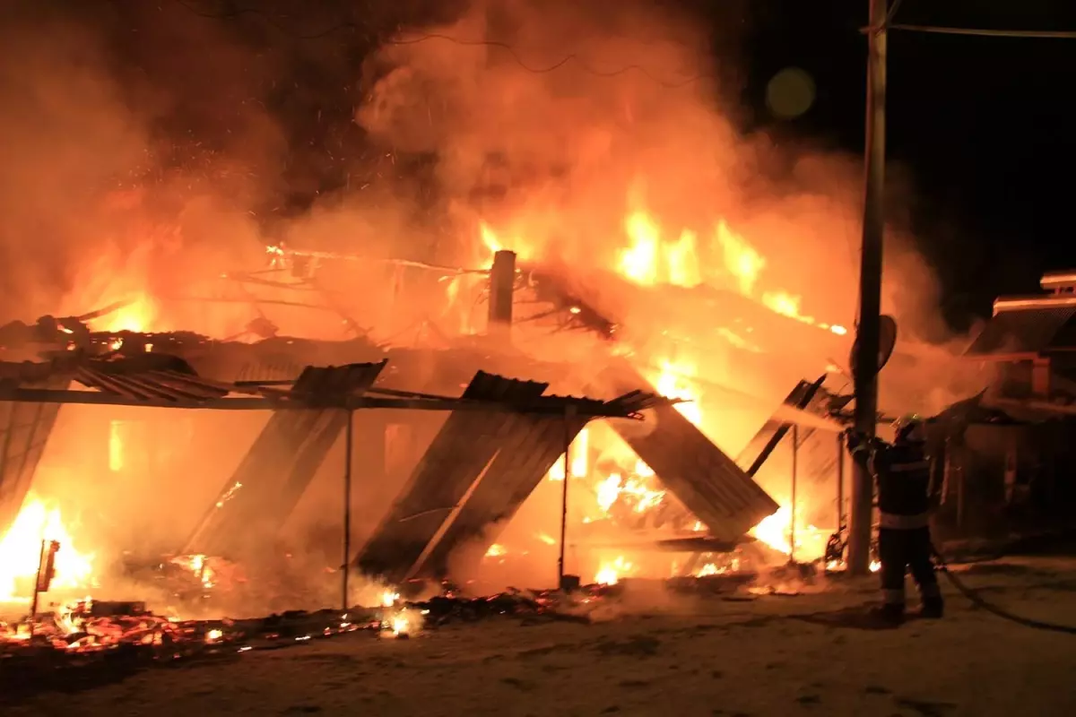 İki kardeşin bitişik haldeki evleri yangında tamamen kül oldu