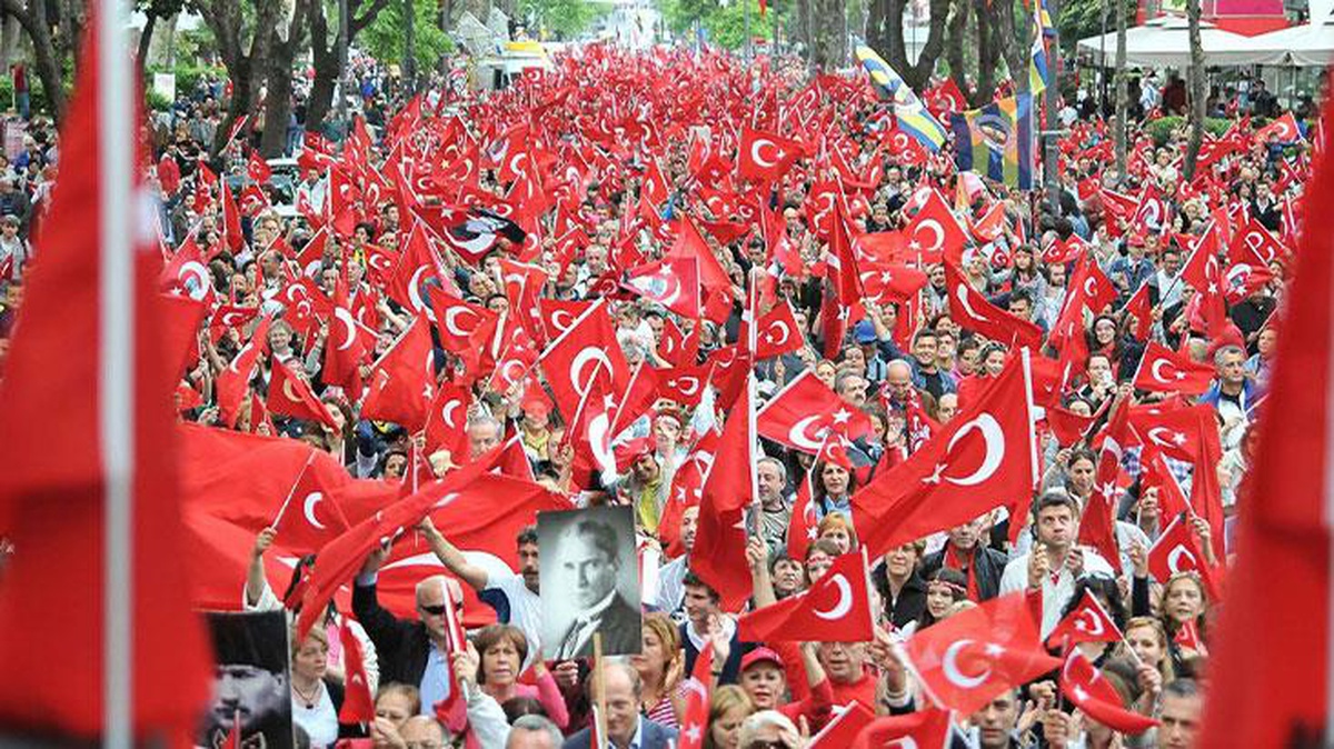 İzmir Valiliği\'nin 29 Ekim kutlamalarında 20 kişi kısıtlamasına İzmir Barosu\'ndan sert tepki: Cumhuriyeti halktan kaçırmanıza izin vermeyeceğiz