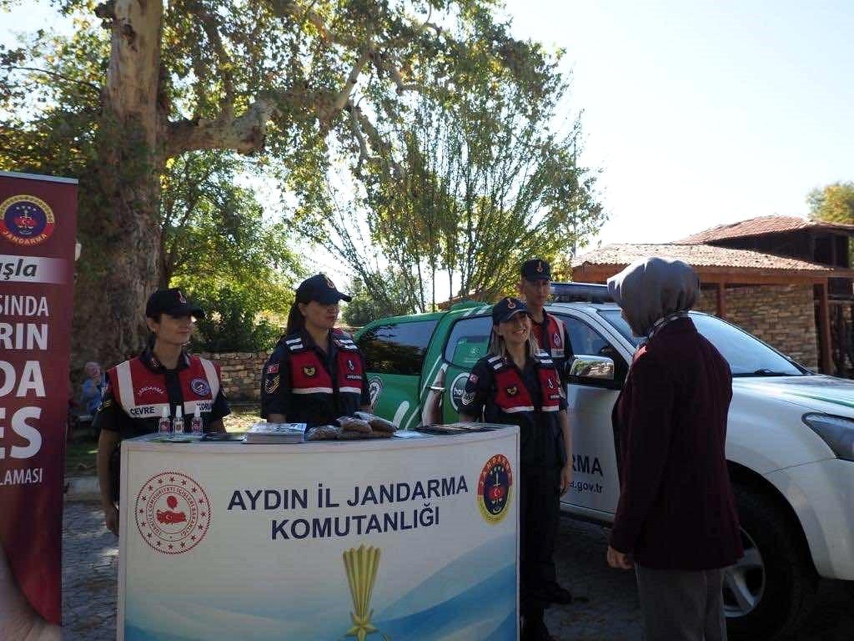 Jandarma Karacasu\'da vatandaşları bilgilendirdi