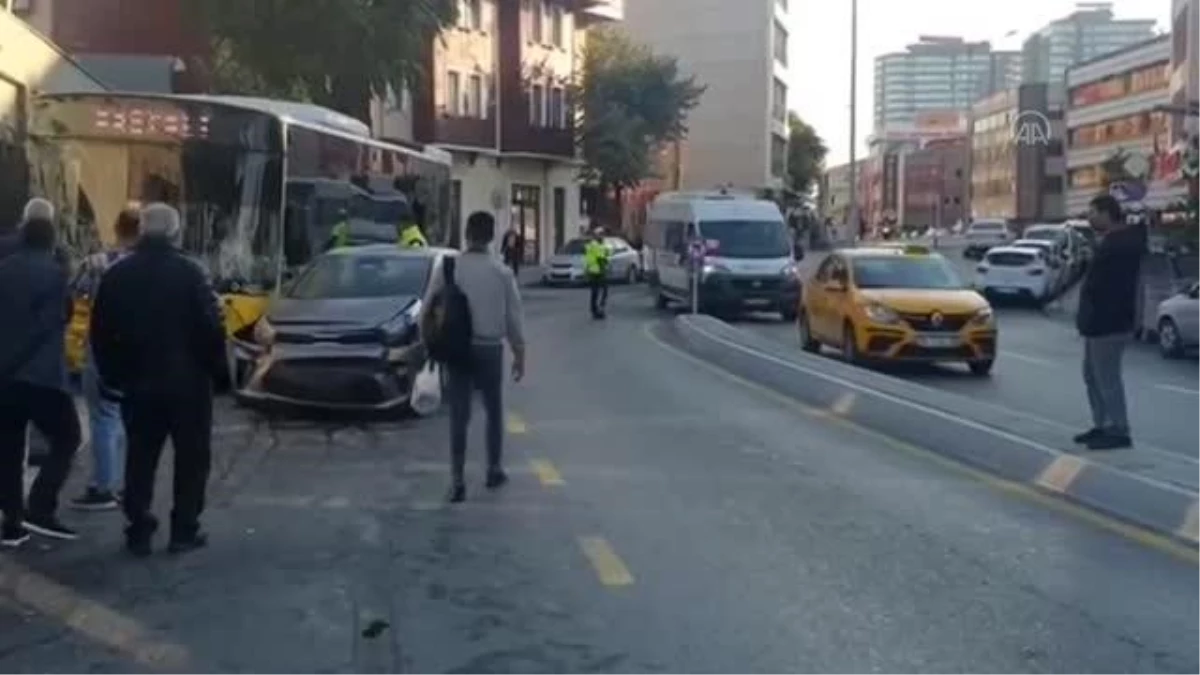 Kadıköy\'de kontrolden çıkan İETT otobüsü araçlara ve müze duvarına çarptı