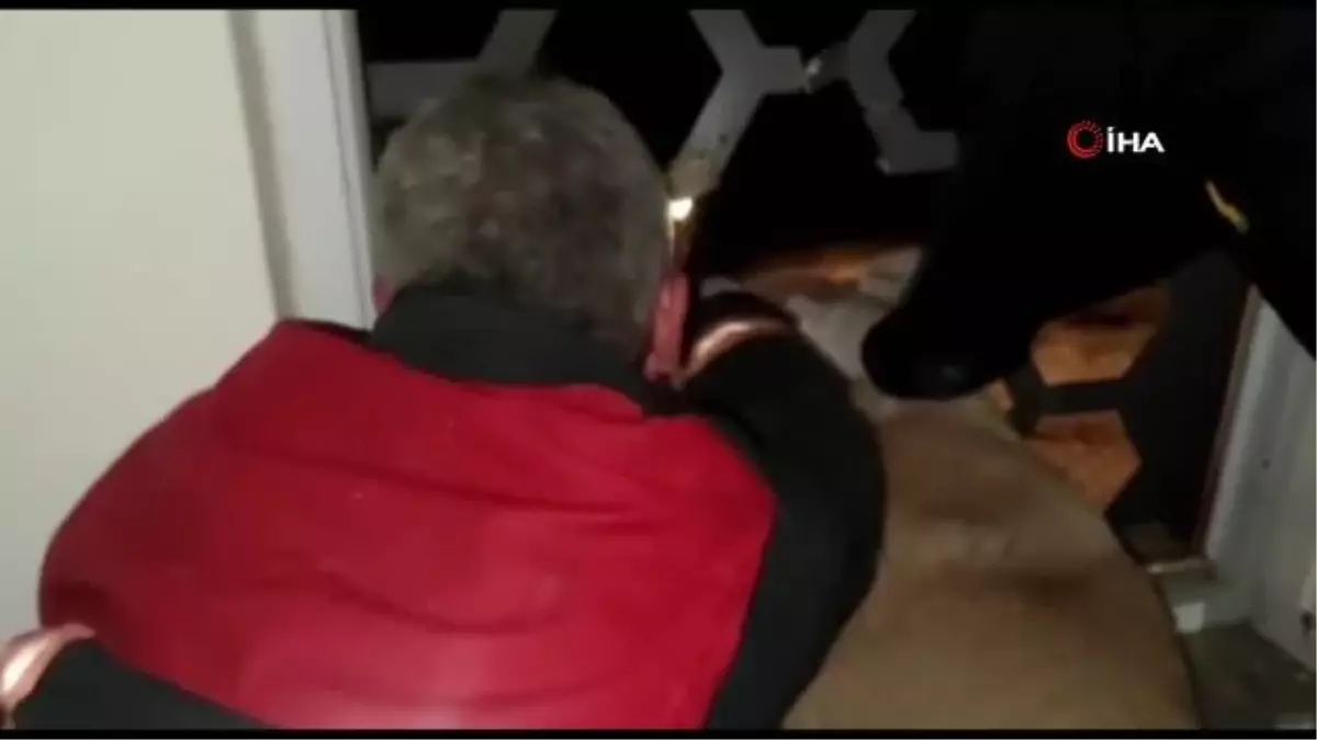 Kafası demir korkuluklara sıkışan köpek böyle kurtarıldı