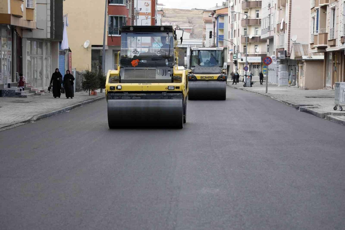 Kars\'ta belediyenin yol çalışmaları sürüyor