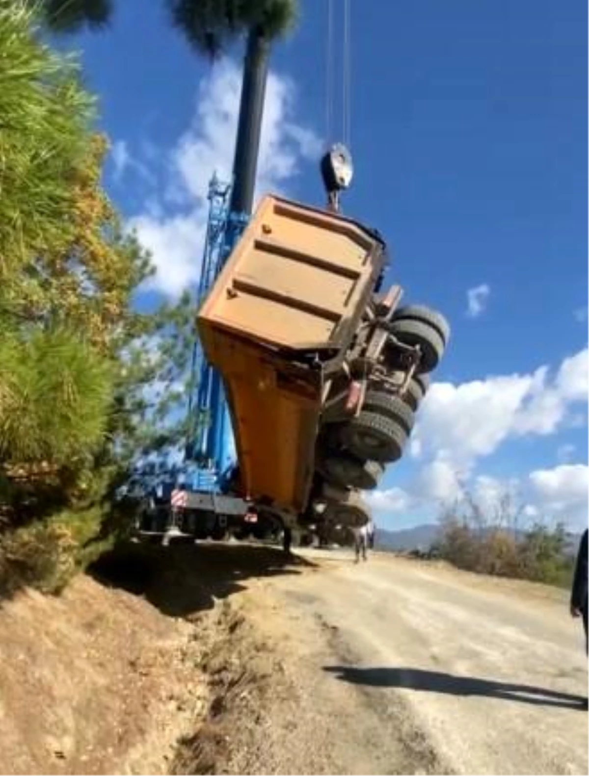 KASTAMONU - Park halindeyken kayan kamyon uçuruma devrildi