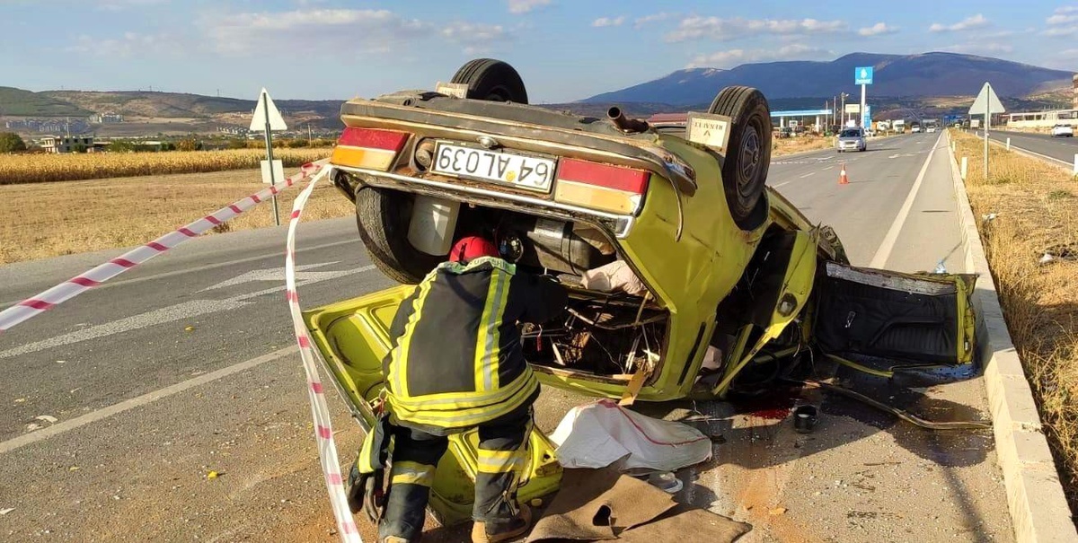 Kavşakta otomobille çarpışan araç takla attı: 2 yaralı