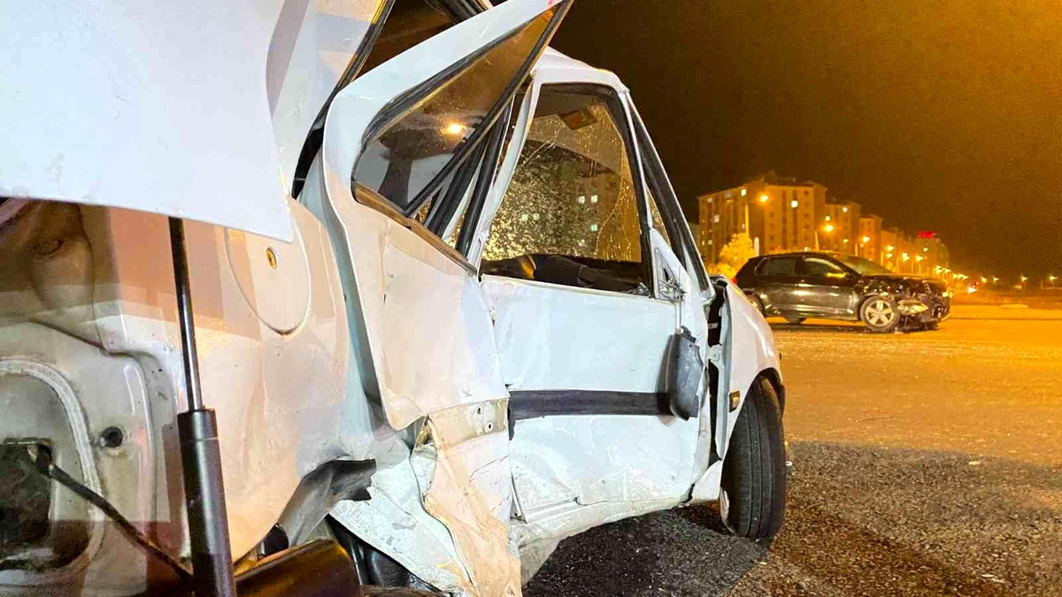 Kavşaktaki çarpışma sonucu otomobiller hasar aldı, 2 kişi yaralandı