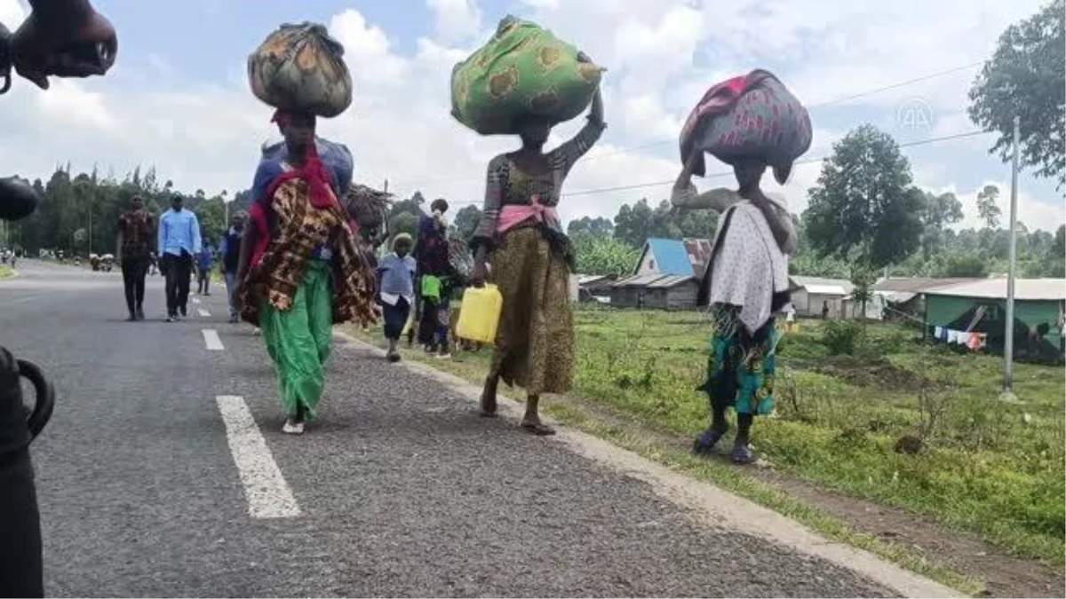 KDC\'de çatışmalardan kaçanlar komşu ülkelere sığınmaya çalışıyor