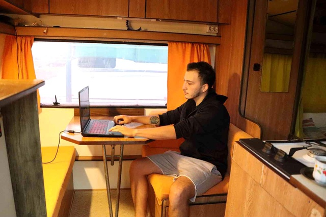 Kiralık ev fiyatlarını yüksek bulan öğrenci karavanda yaşıyor Kiralık ev fiyatlarını yüksek bulan öğrenci karavanda yaşıyor