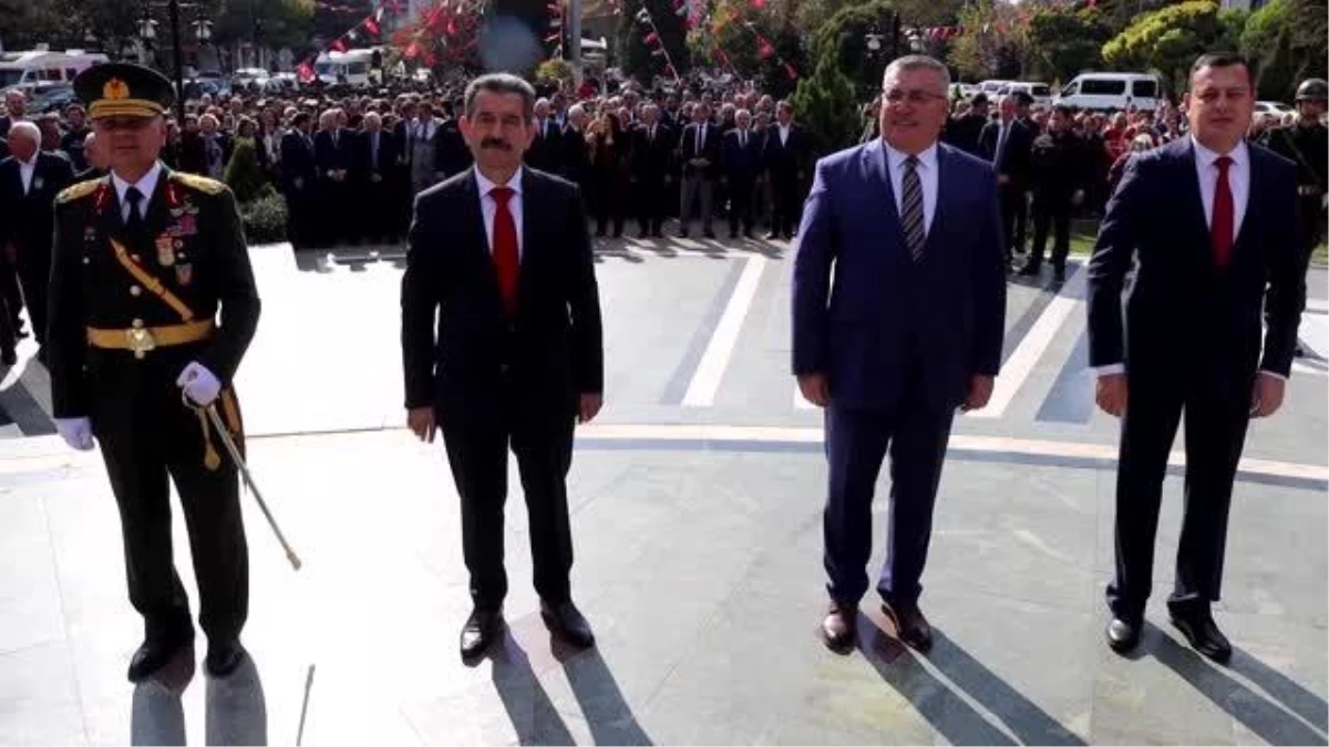 Kırklareli\'nde, Özgürlük ve Demokrasi Meydanı\'ndaki Atatürk Anıtı önünde tören düzenlendi