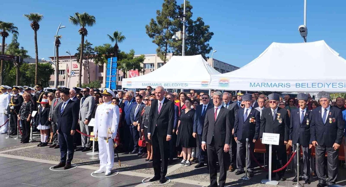 Marmaris\'te Cumhuriyet Bayramı dolayısıyla Atatürk büstüne çelenk sunuldu