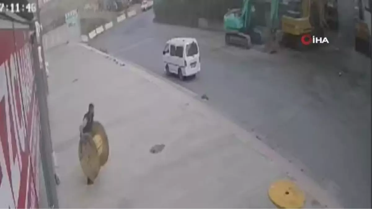 Parayla alamadığı kablo makarasını çalarak kayıplara karıştı... O anlar kamerada