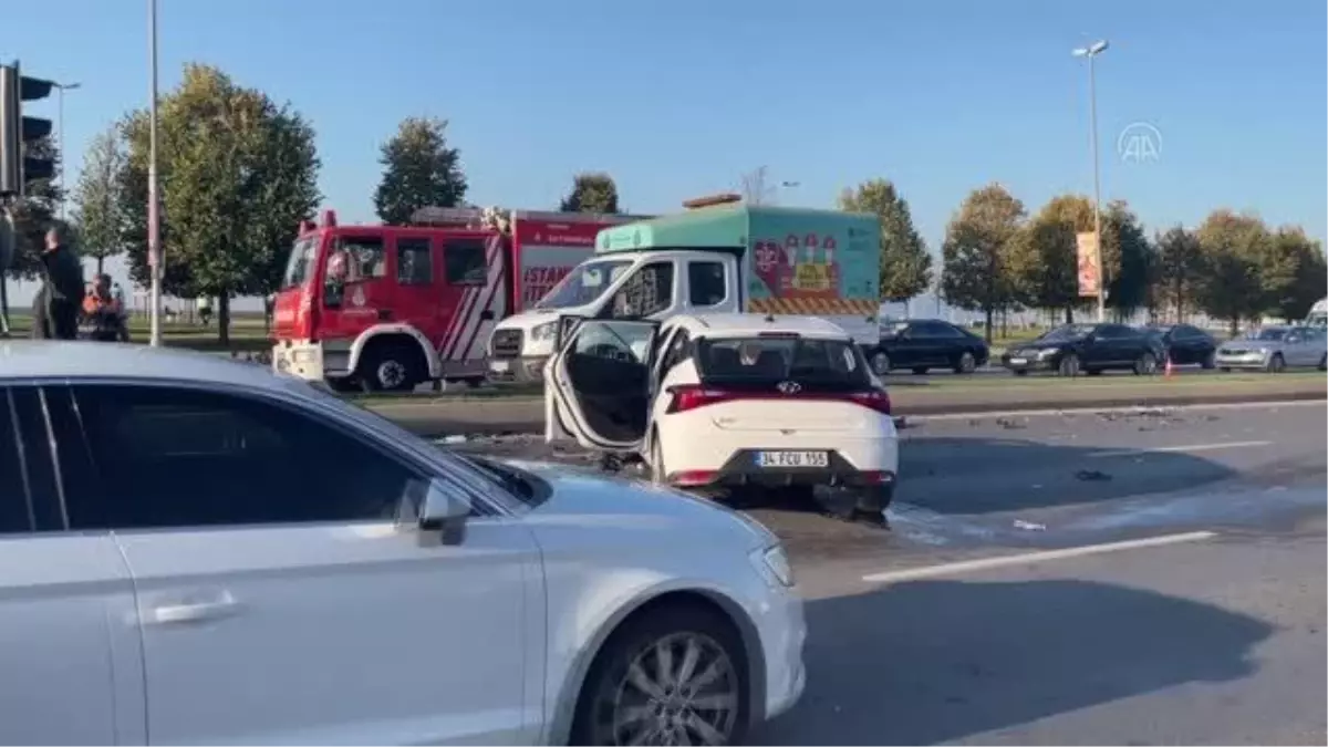 Pendik'te 2 otomobilin çarpıştığı kazada 3 kişi yaralandı