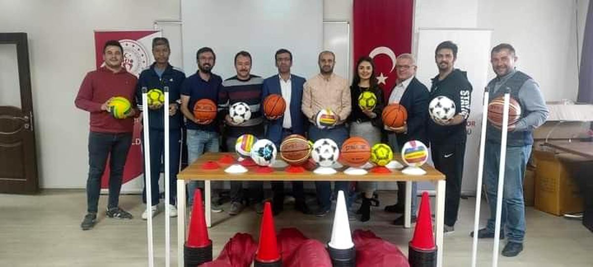 Sarıgöl\'de okullara spor malzeme desteği yapıldı