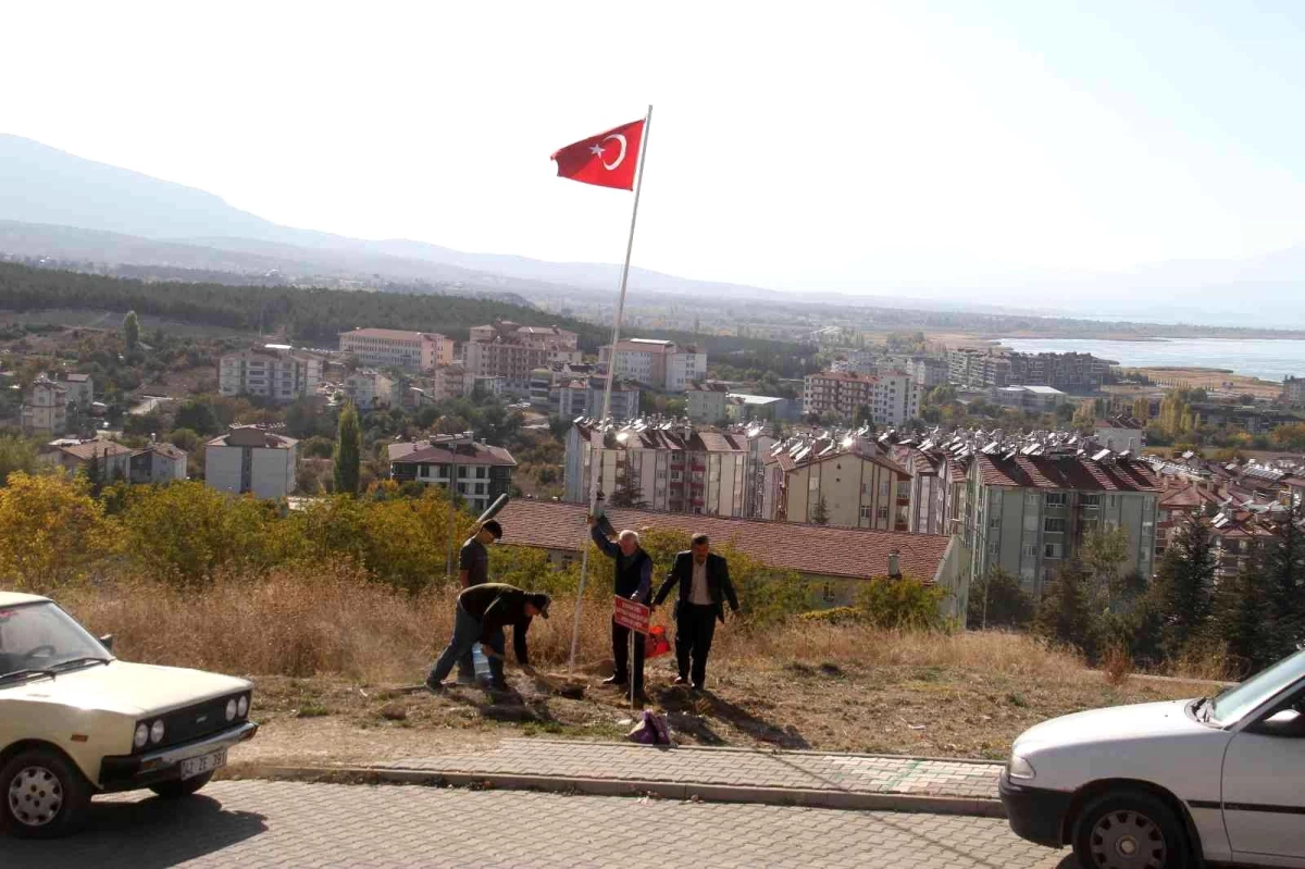 Şehit kabirlerinin başına Türk bayrağı dikti, Bartın\'daki maden şehitlerini de unutmadı