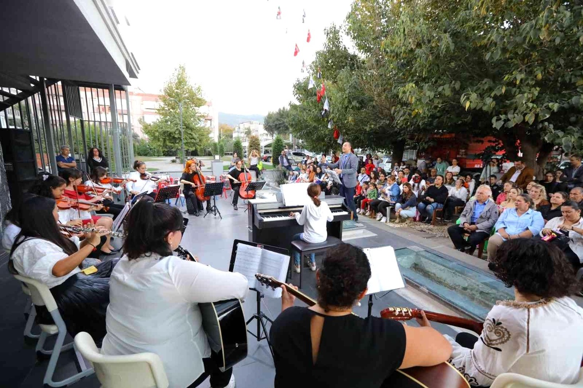 Selçuk\'un minik yeteneklerinden cumhuriyet konseri