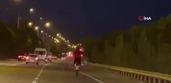 Tek teker giden motosiklet trafikte böyle tehlike saçtı