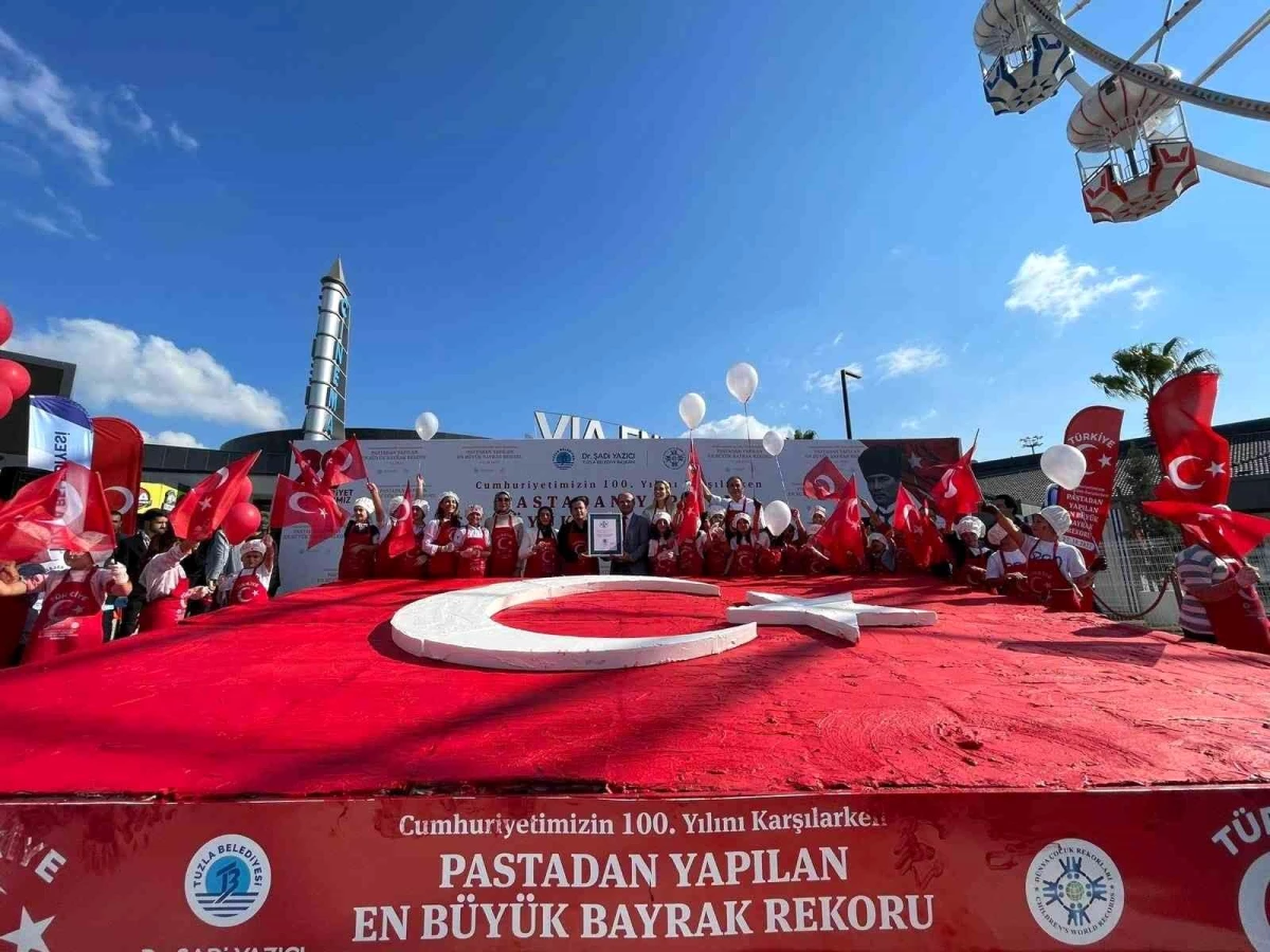 Tuzlalı miniklerden Cumhuriyet Bayramı\'na özel Guinness rekoru: Dev Türk Bayraklı pasta yaptılar