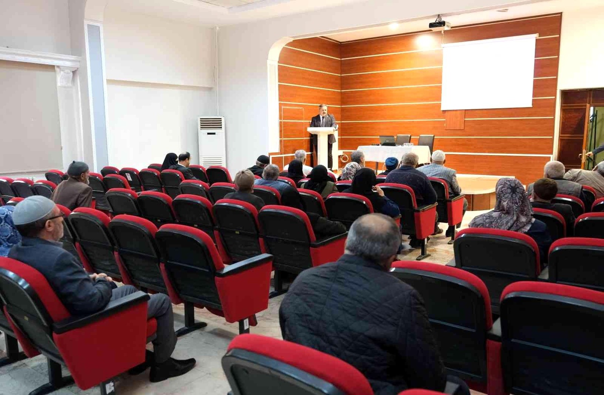 Umre yolcularına seminer verildi