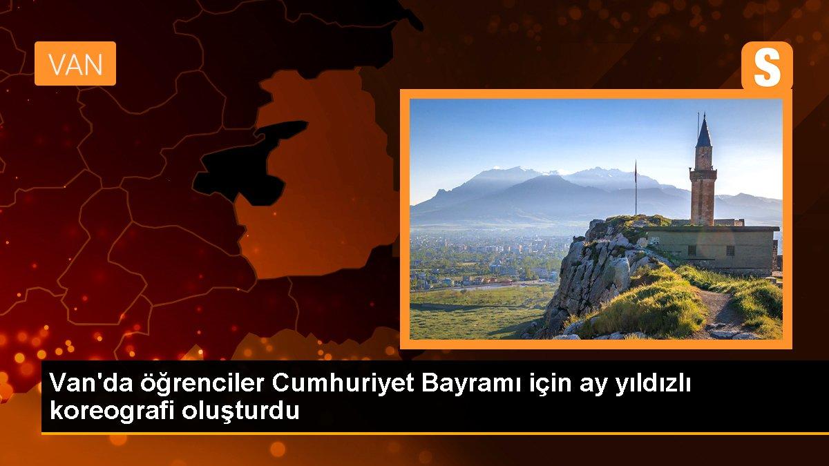 Van\'da öğrenciler Cumhuriyet Bayramı için ay yıldızlı koreografi oluşturdu