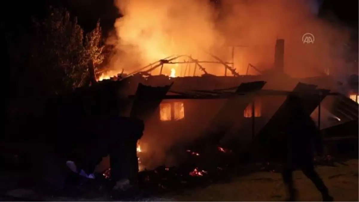 Yangında 2 ev kullanılamaz hale geldi