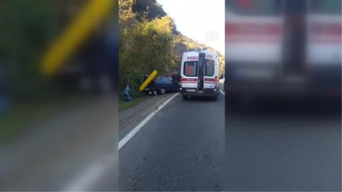 Yola düşen tomruğa çarpan otomobilin sürücüsü yaralandı