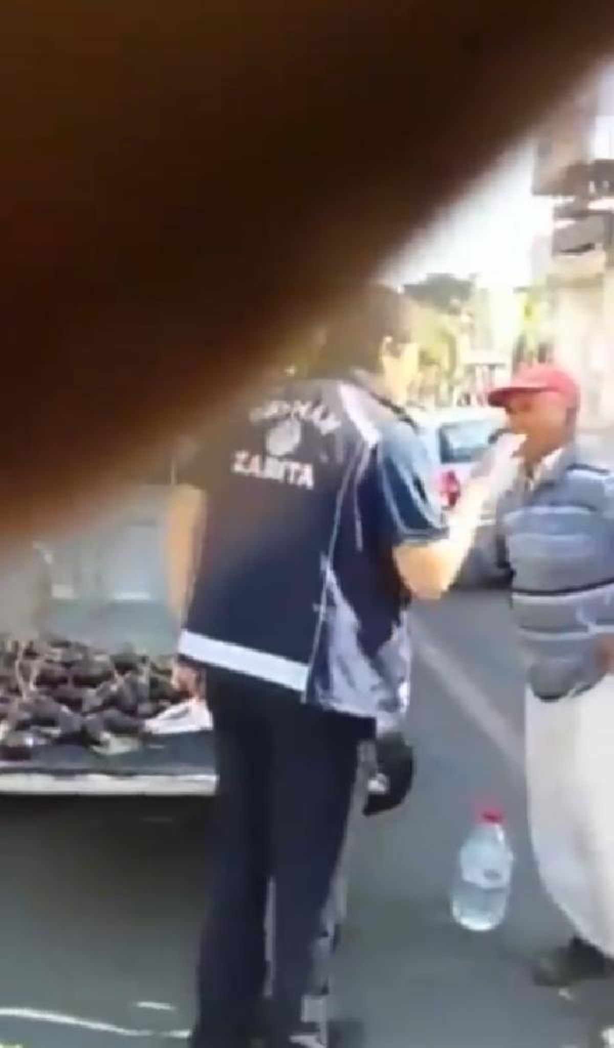 Zabıta memuru, seyyar satıcıyı darbetti