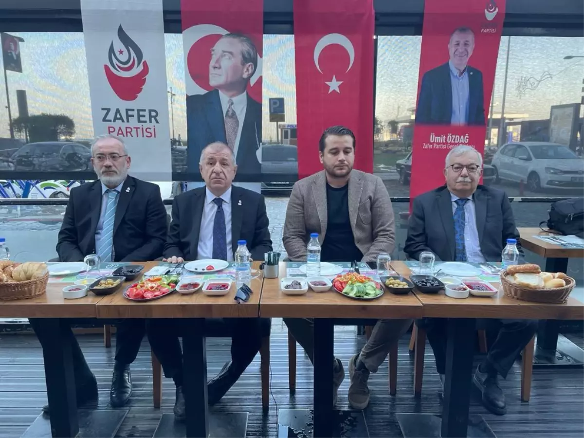 Zafer Partisi Genel Başkanı Özdağ, İzmir'de basın mensuplarıyla bir araya geldi