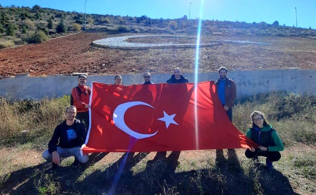 10 kilometre yürüyerek dağ yamacında yer alan büyük Türk bayrağına ulaştılar