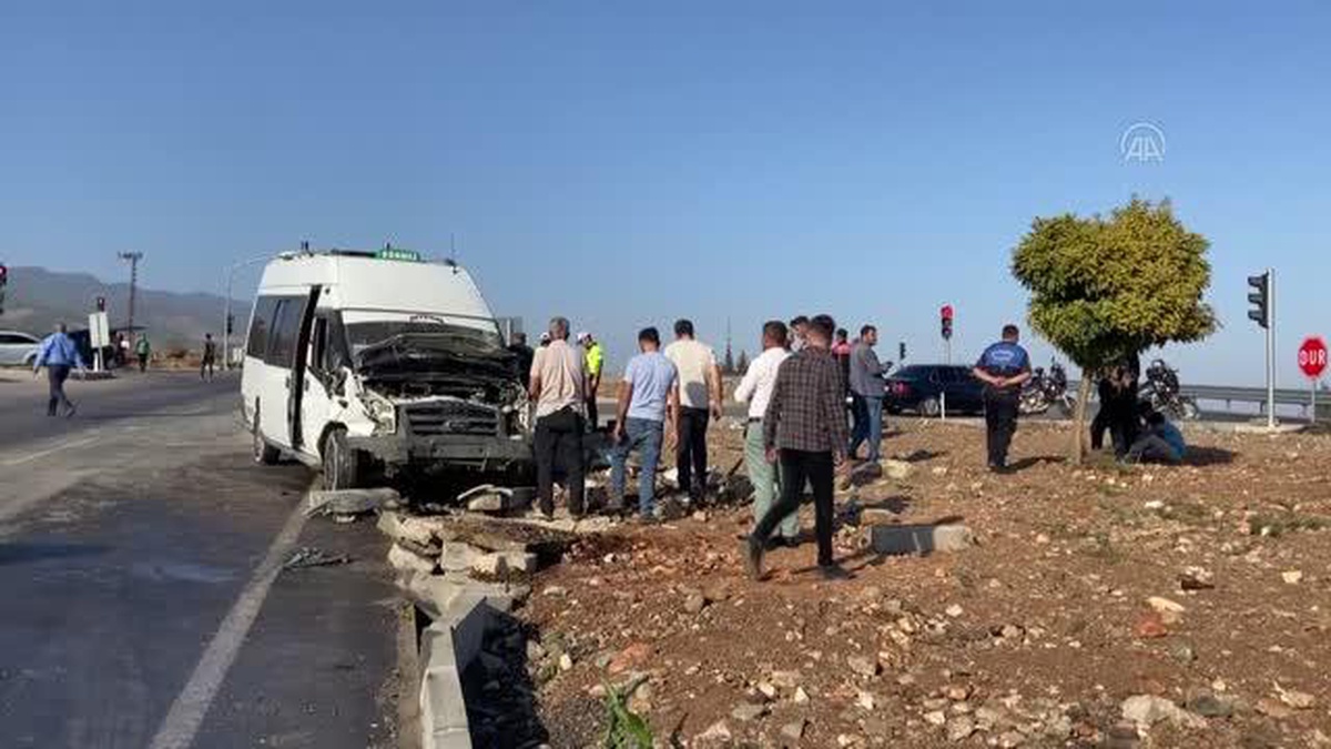 3 aracın çarpıştığı trafik kazasında 2 kişi yaralandı